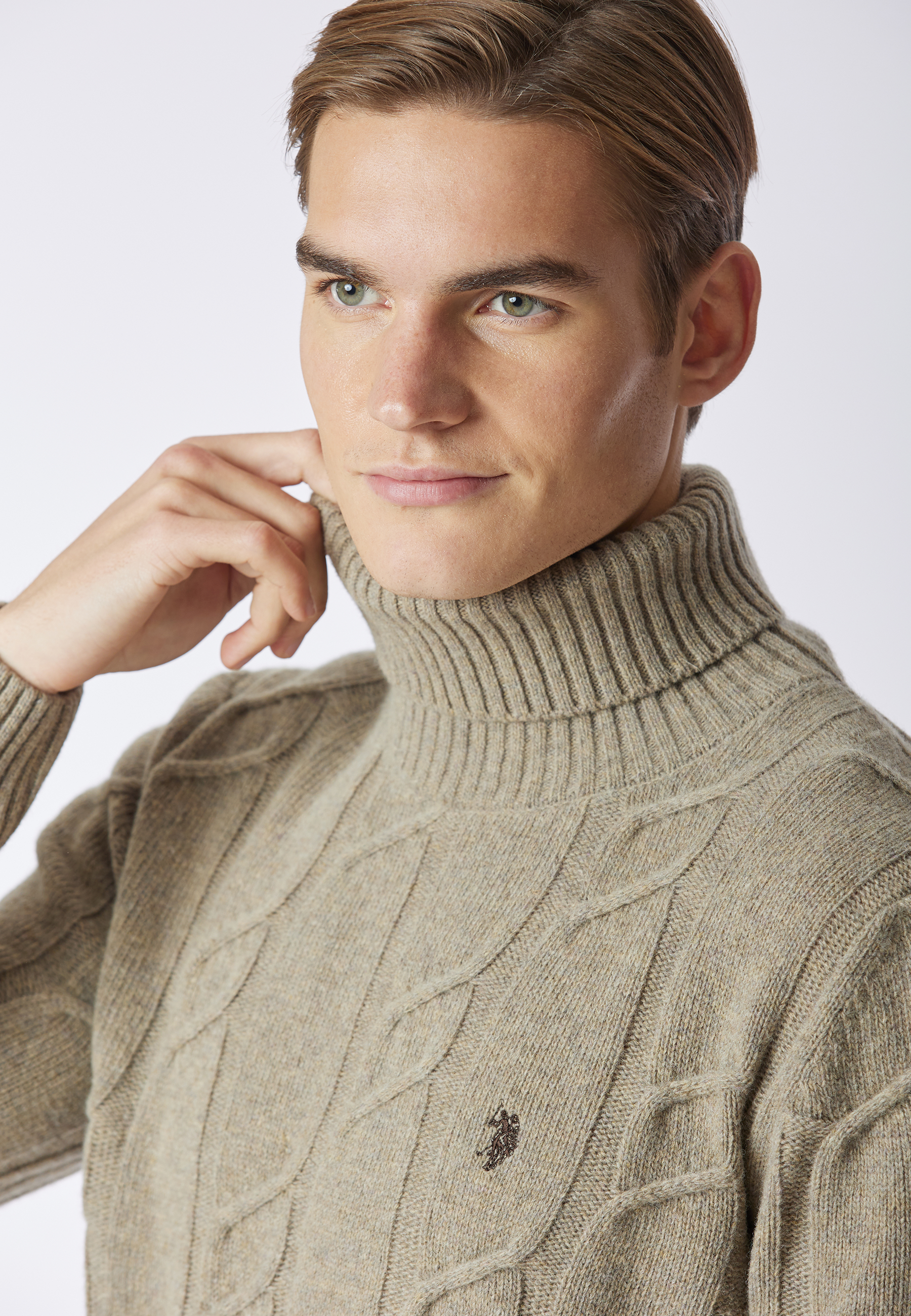 Maglia dolcevita lavorazione a treccia misto lana
