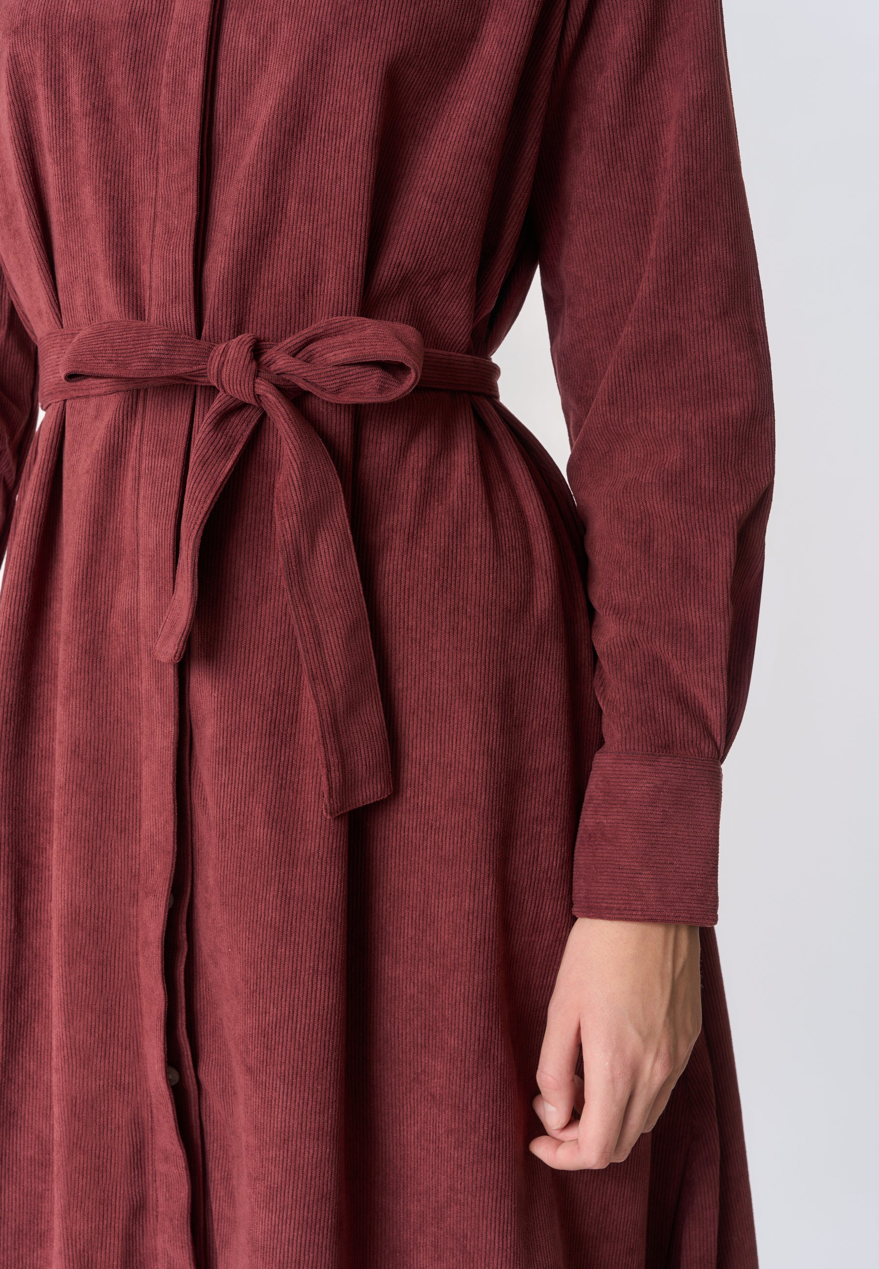 Abito midi chemisier in velluto con cintura