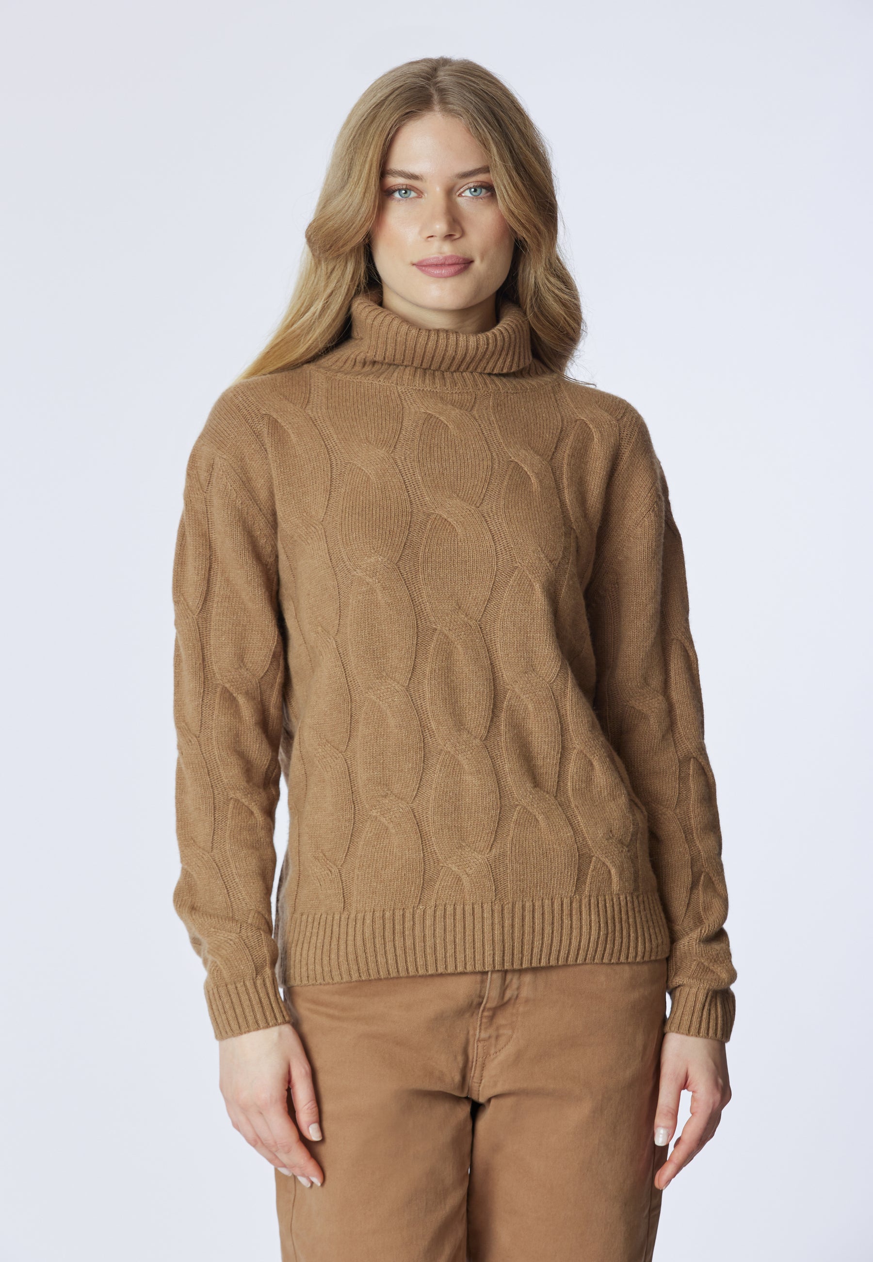 Maglia dolcevita a treccia