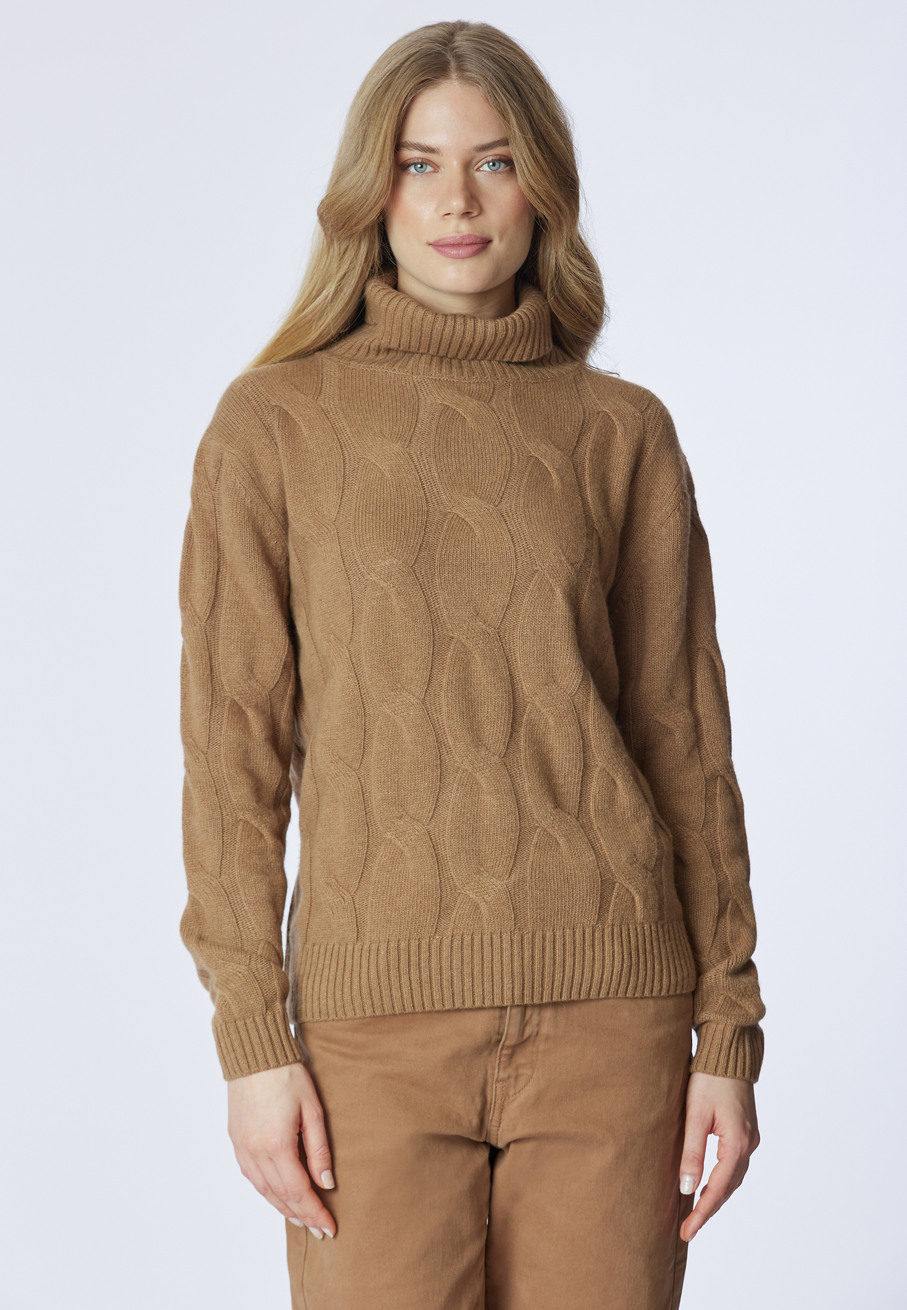 Maglia dolcevita a treccia