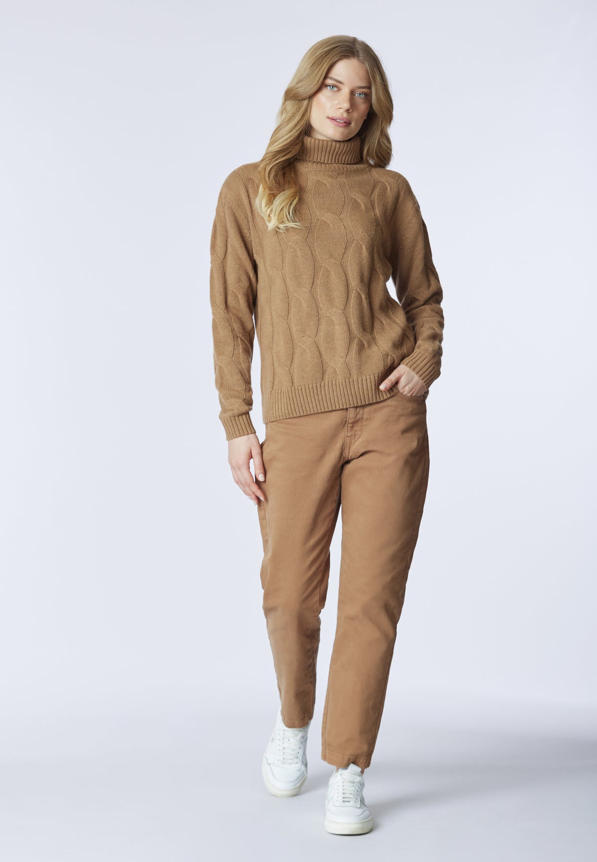 Maglia dolcevita a treccia