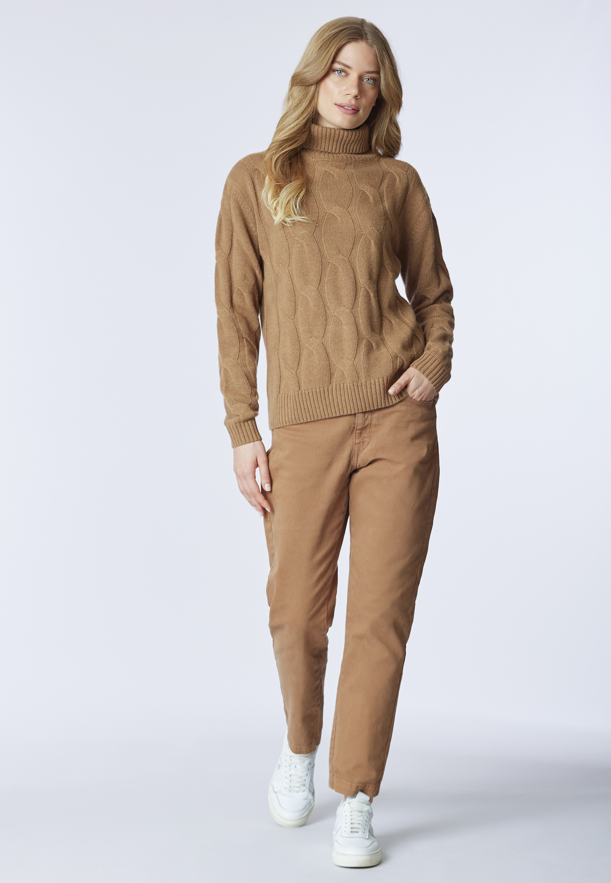 Maglia dolcevita a treccia