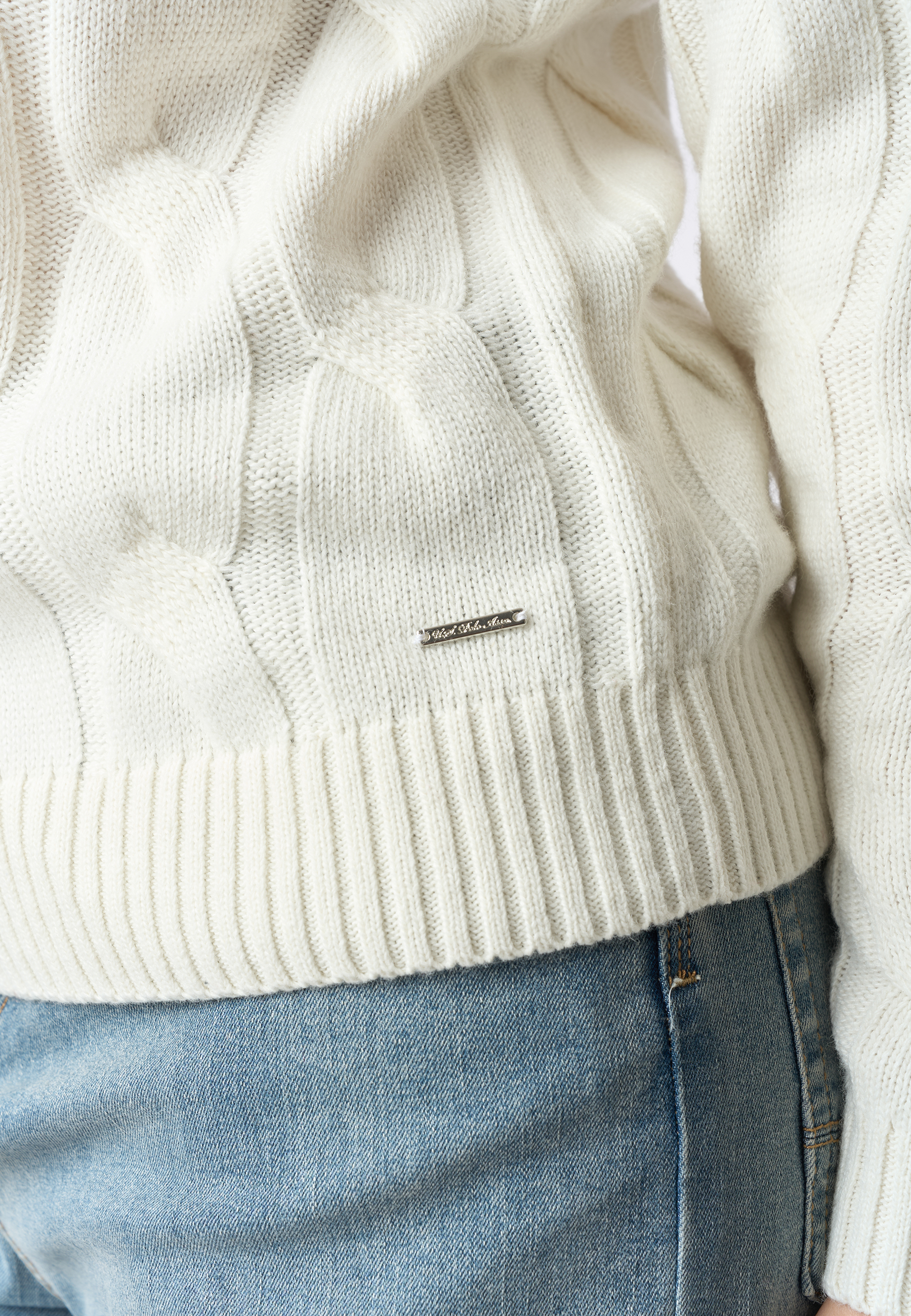Maglia dolcevita a treccia
