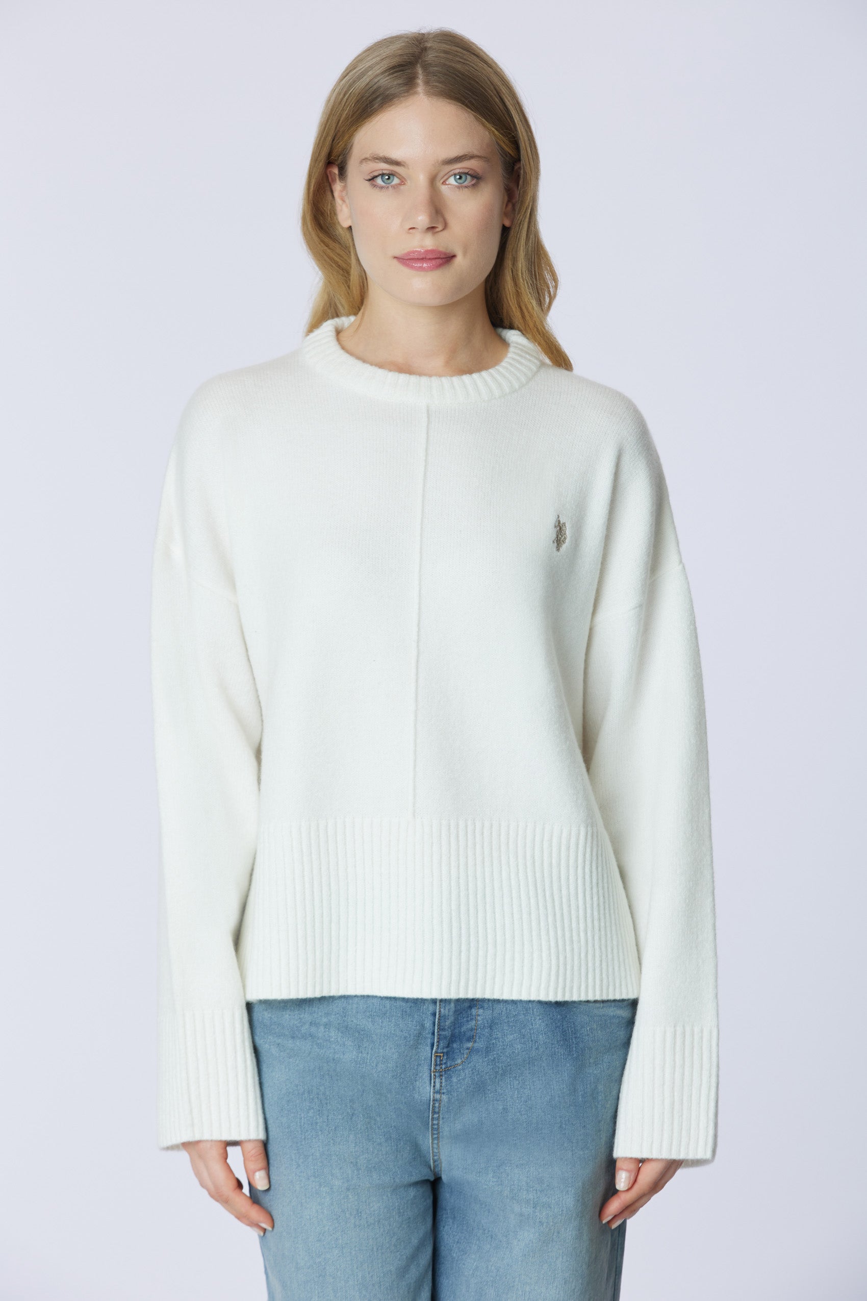 Maglia girocollo con spalla bassa e spacchi laterali