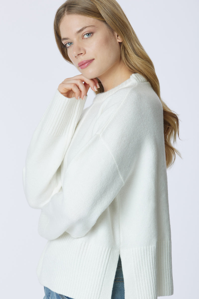 Maglia girocollo con spalla bassa e spacchi laterali