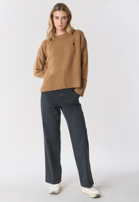 Maglia girocollo con spalla bassa e spacchi laterali