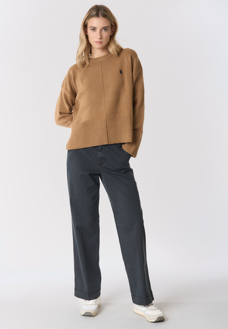 Maglia girocollo con spalla bassa e spacchi laterali