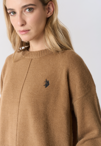 Maglia girocollo con spalla bassa e spacchi laterali