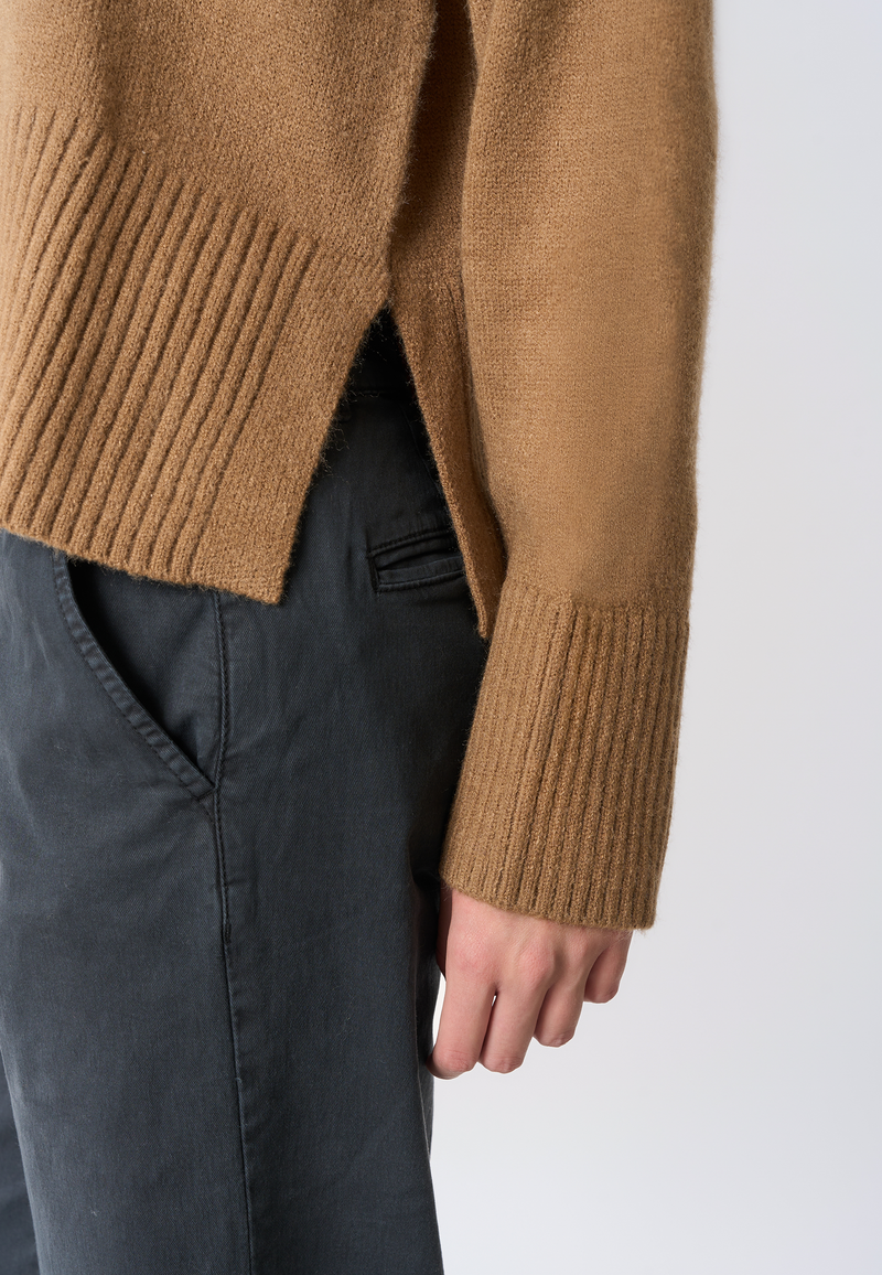 Maglia girocollo con spalla bassa e spacchi laterali