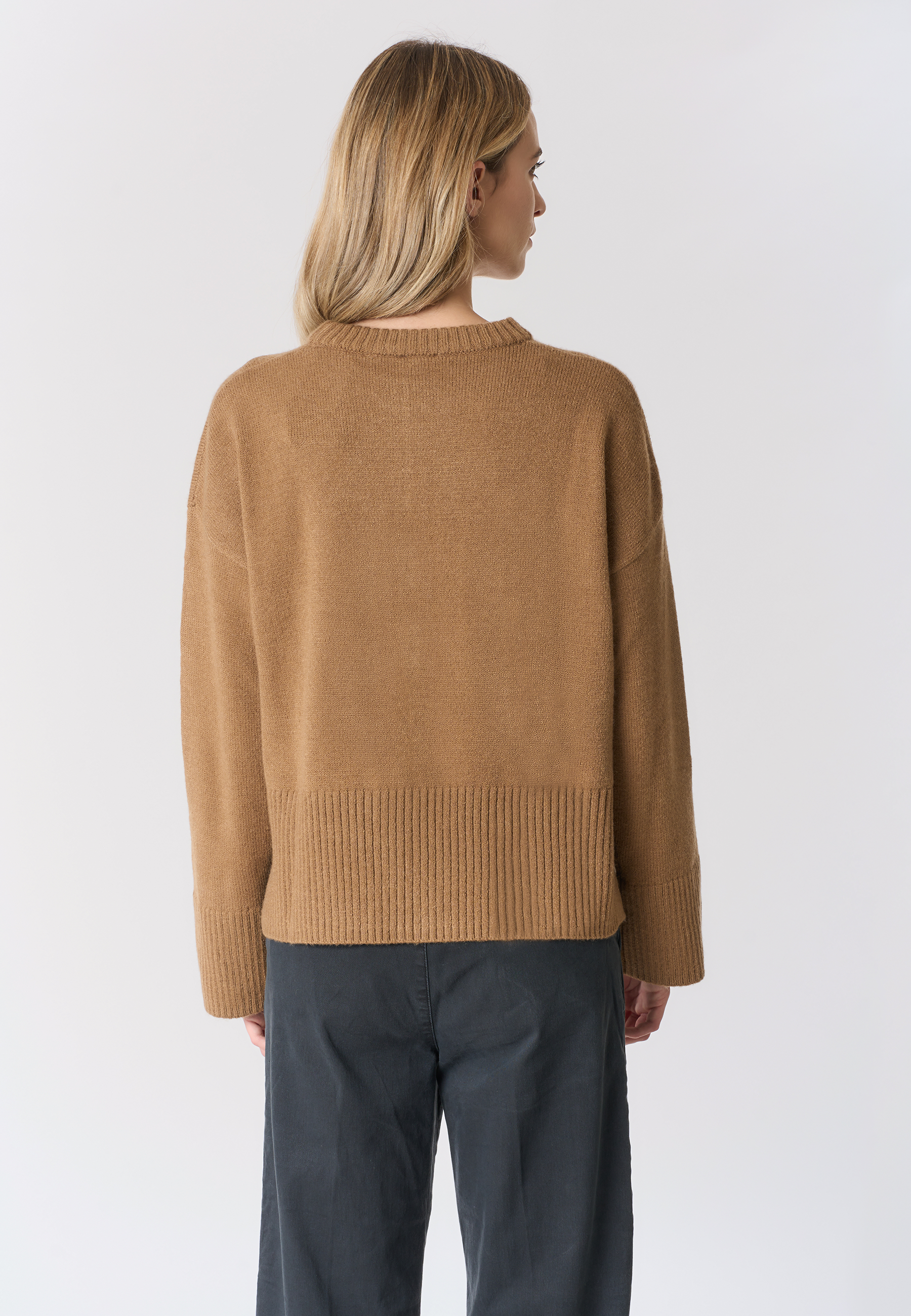 Maglia girocollo con spalla bassa e spacchi laterali