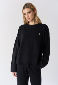 Maglia girocollo con spalla bassa e spacchi laterali