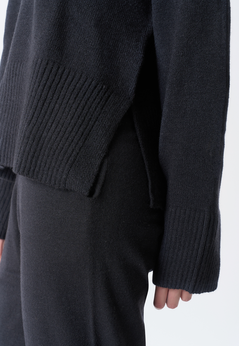 Maglia girocollo con spalla bassa e spacchi laterali