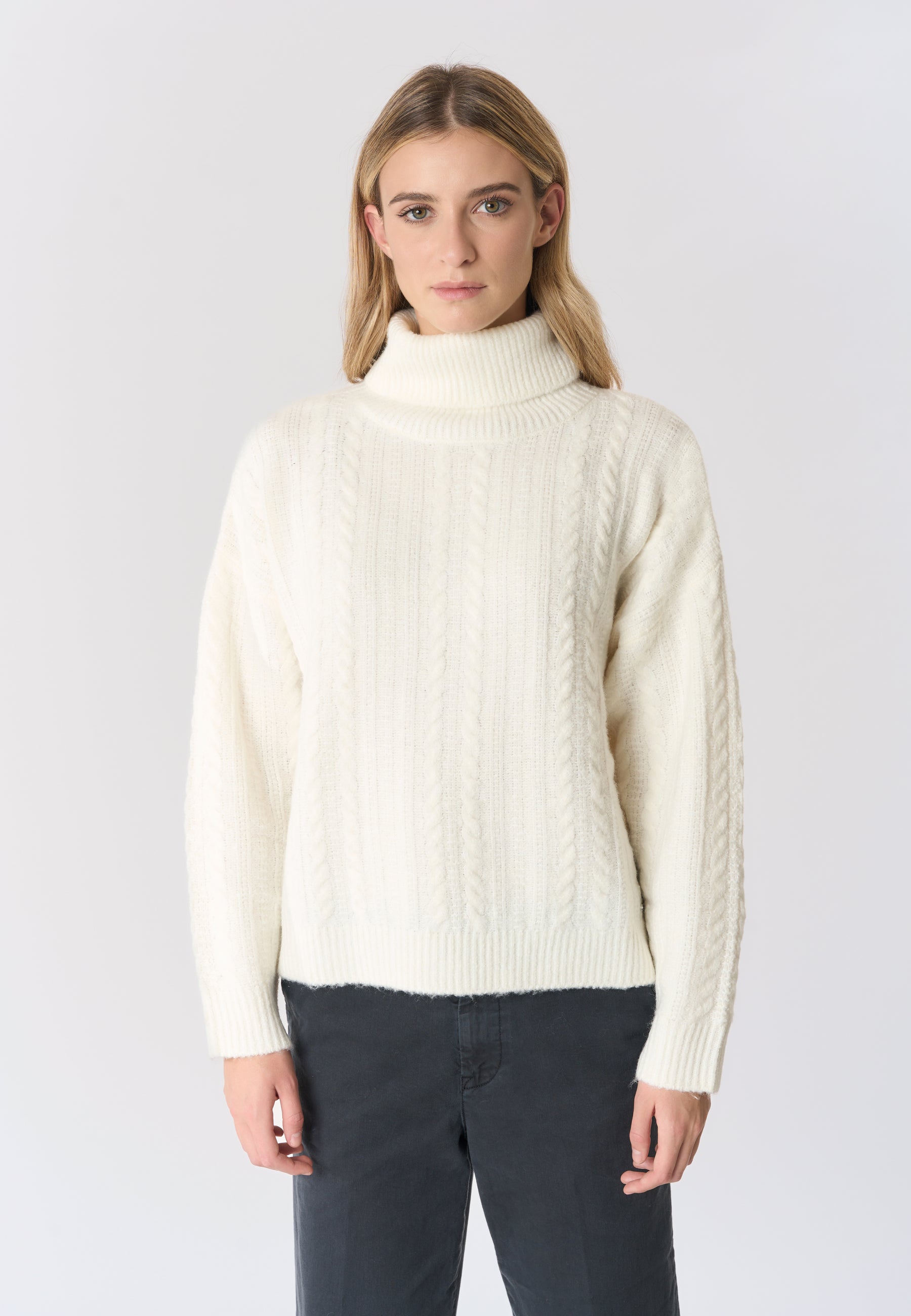 Maglia dolcevita lavorazione a spiga