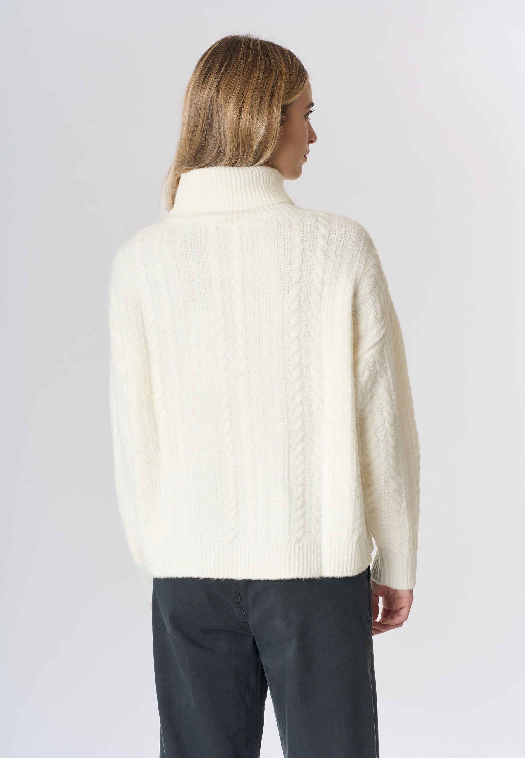 Maglia dolcevita lavorazione a spiga