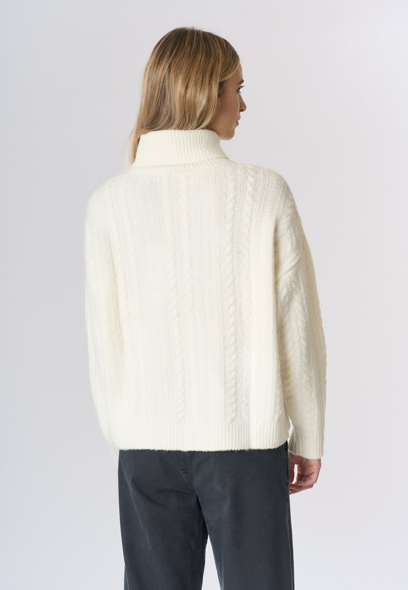 Maglia dolcevita lavorazione a spiga