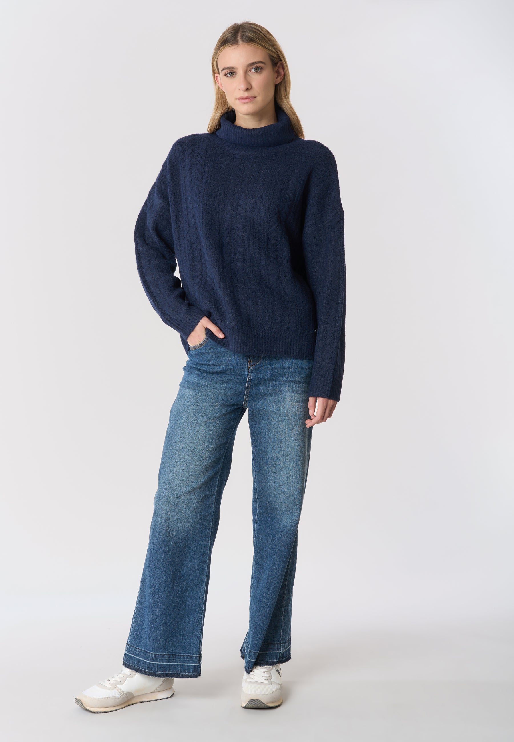 Maglia dolcevita lavorazione a spiga