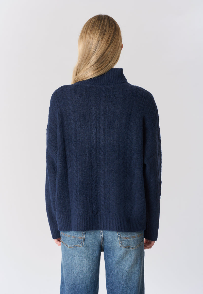 Maglia dolcevita lavorazione a spiga