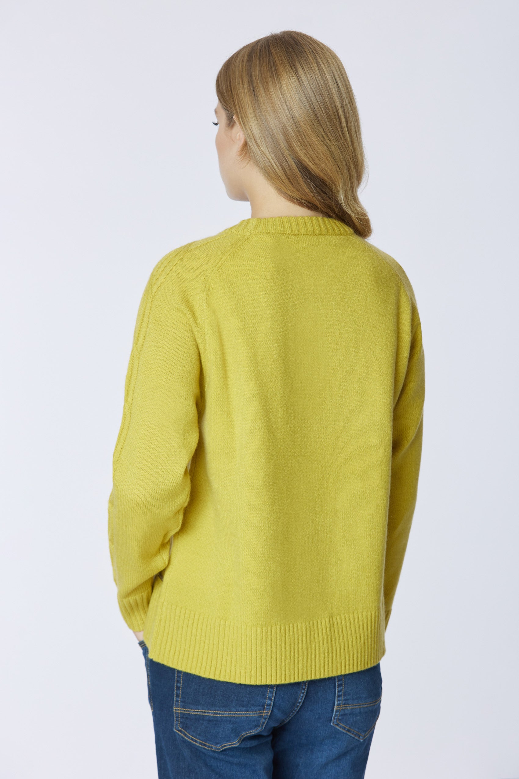 Maglia girocollo con lavorazione a treccia sulle maniche