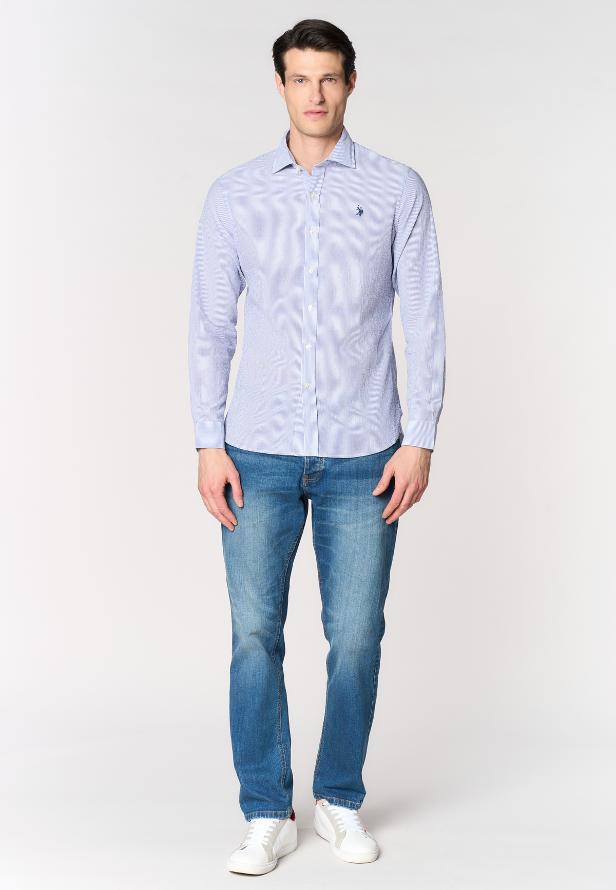 Camicia slim fit in cotone seersucker rigato con colletto francese