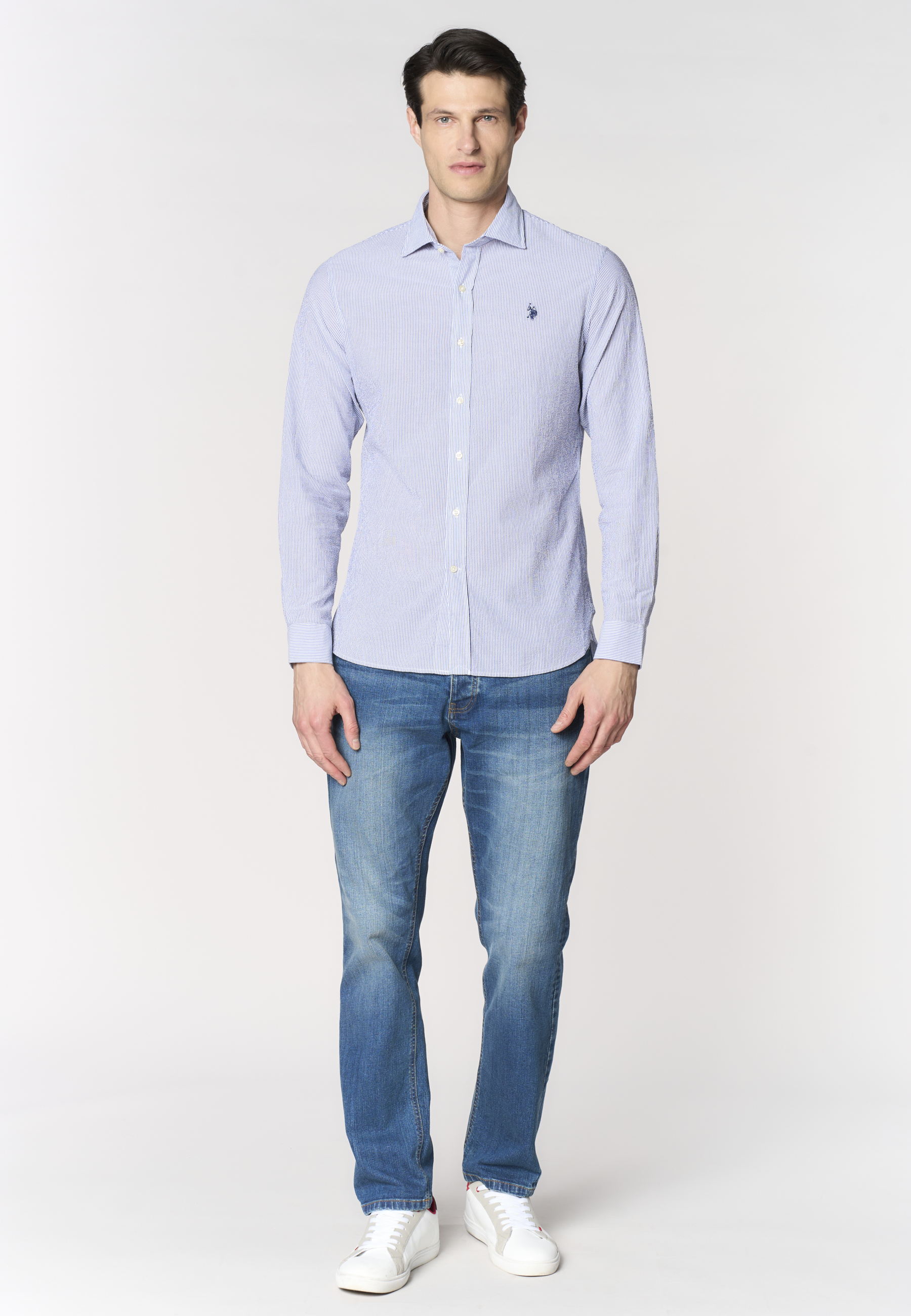 Camicia slim fit in cotone seersucker rigato con colletto francese
