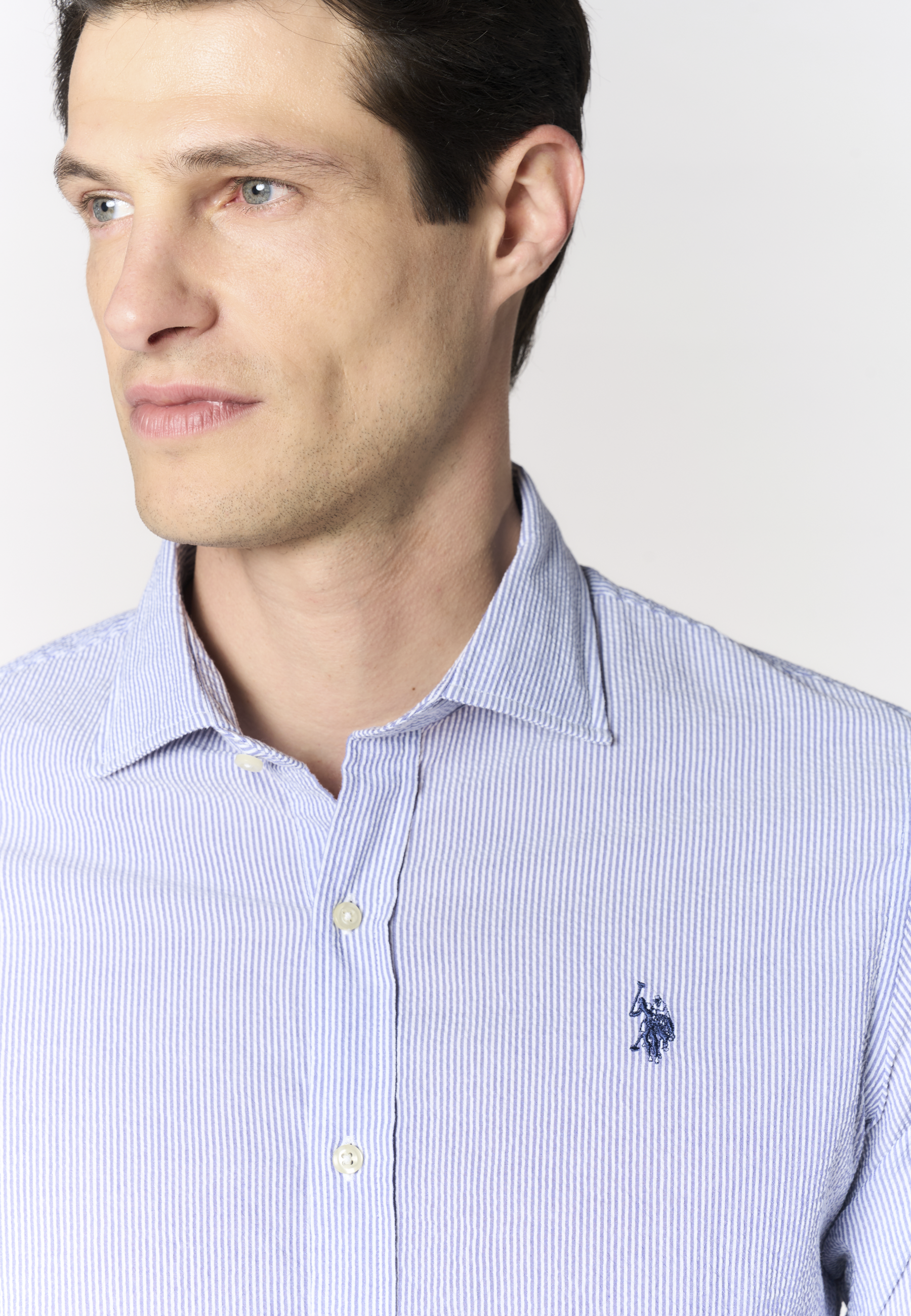 Camicia slim fit in cotone seersucker rigato con colletto francese