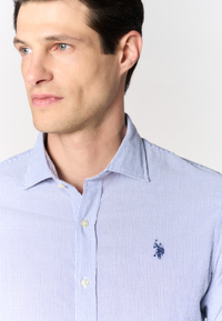 Camicia slim fit in cotone seersucker rigato con colletto francese