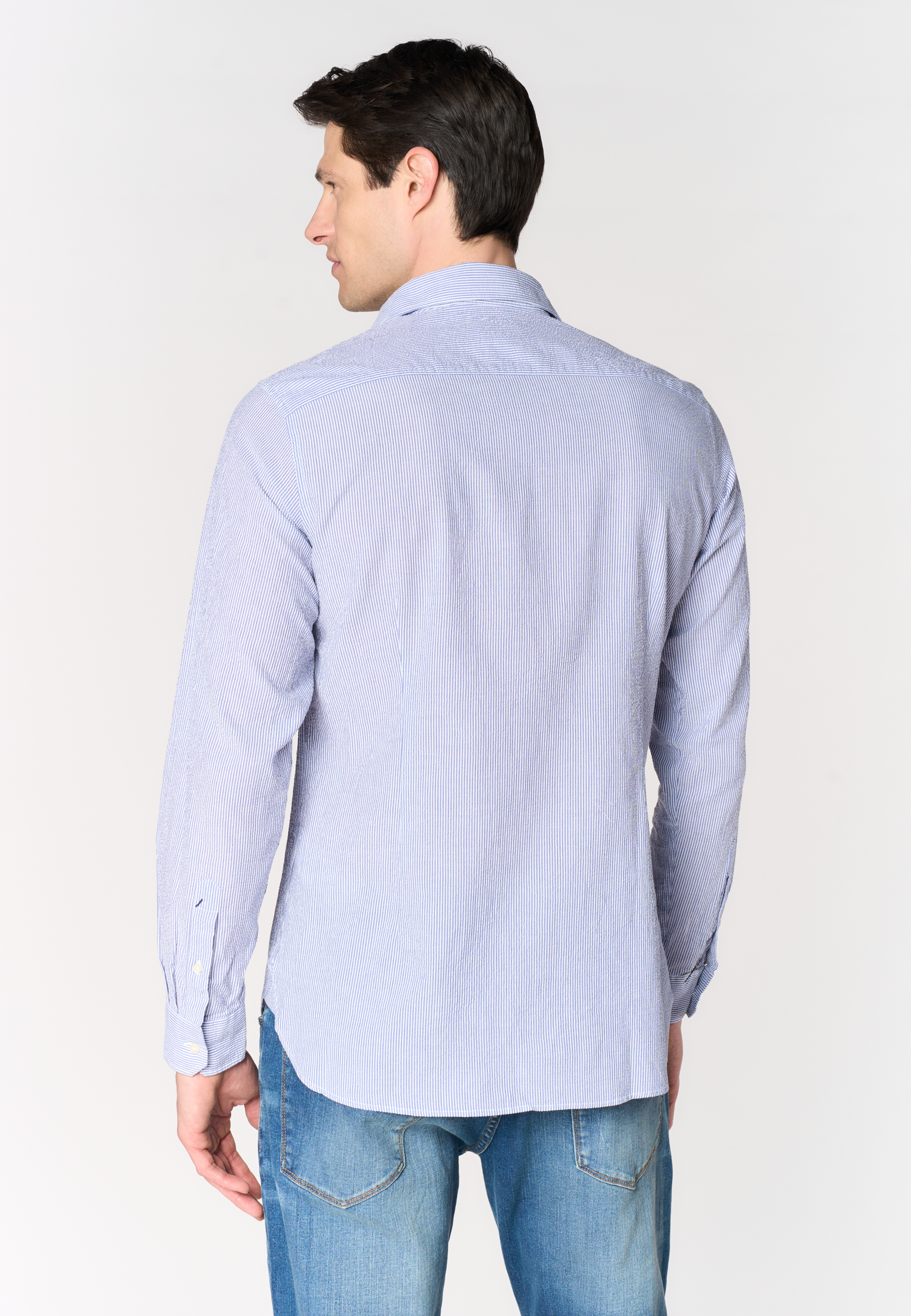 Camicia slim fit in cotone seersucker rigato con colletto francese