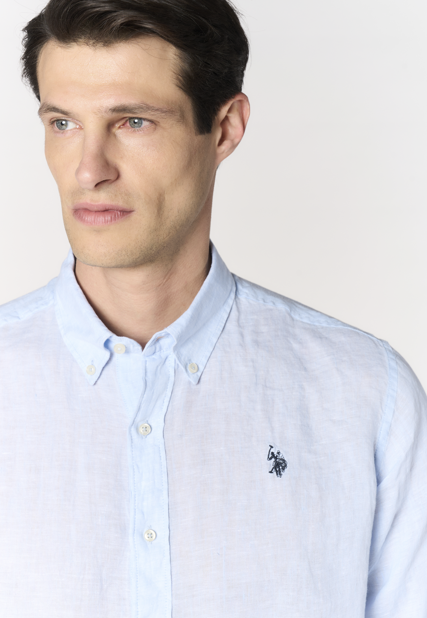 Camicia in lino chambray da uomo con colletto button down