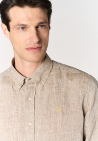 Camicia in lino chambray da uomo con colletto button down