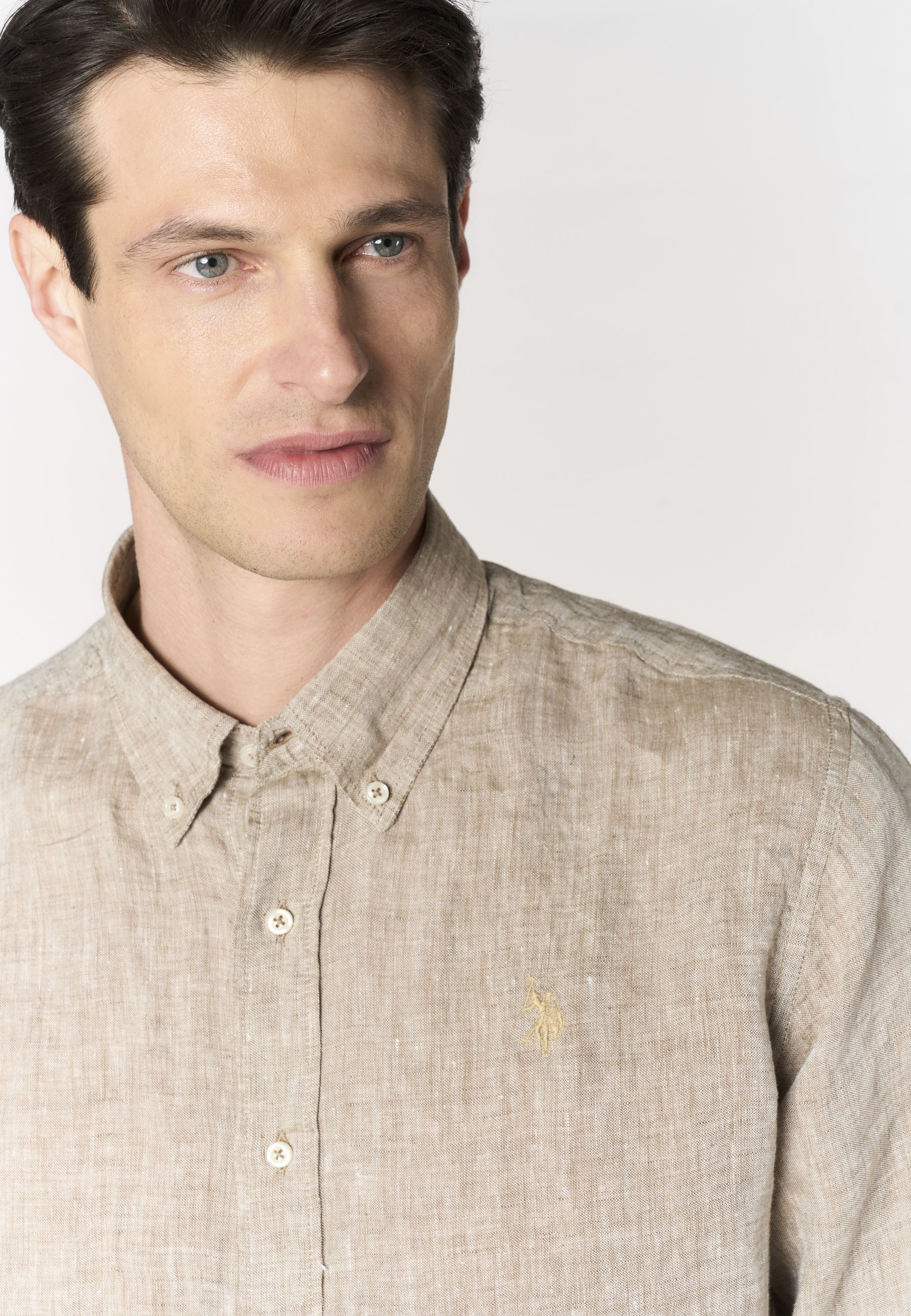Camicia in lino chambray da uomo con colletto button down