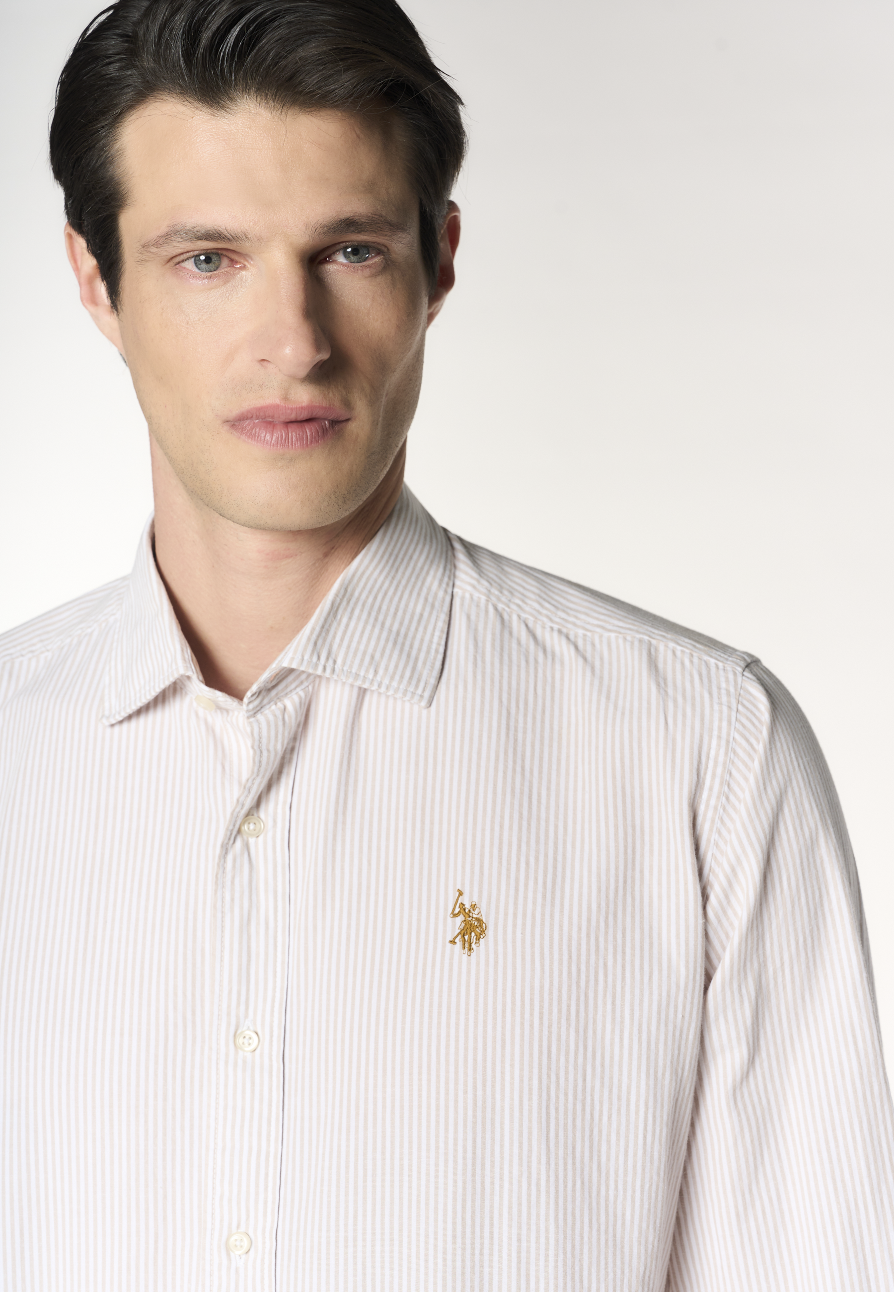 Camicia regular fit in misto cotone e lino con colletto francese