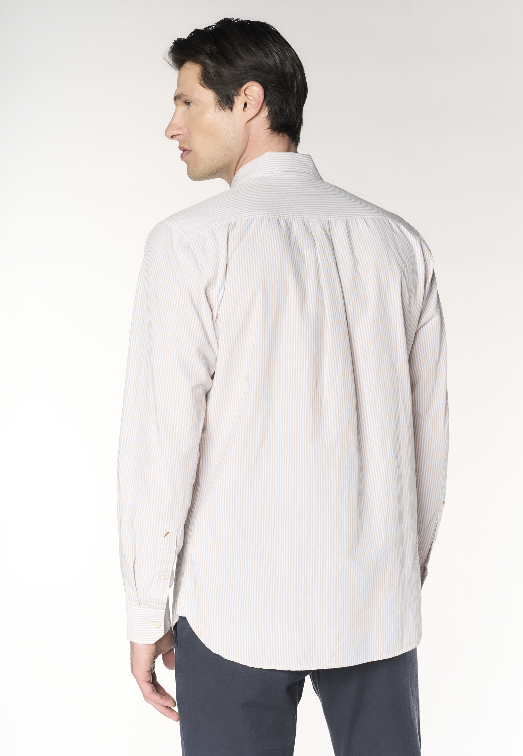 Camicia regular fit in misto cotone e lino con colletto francese