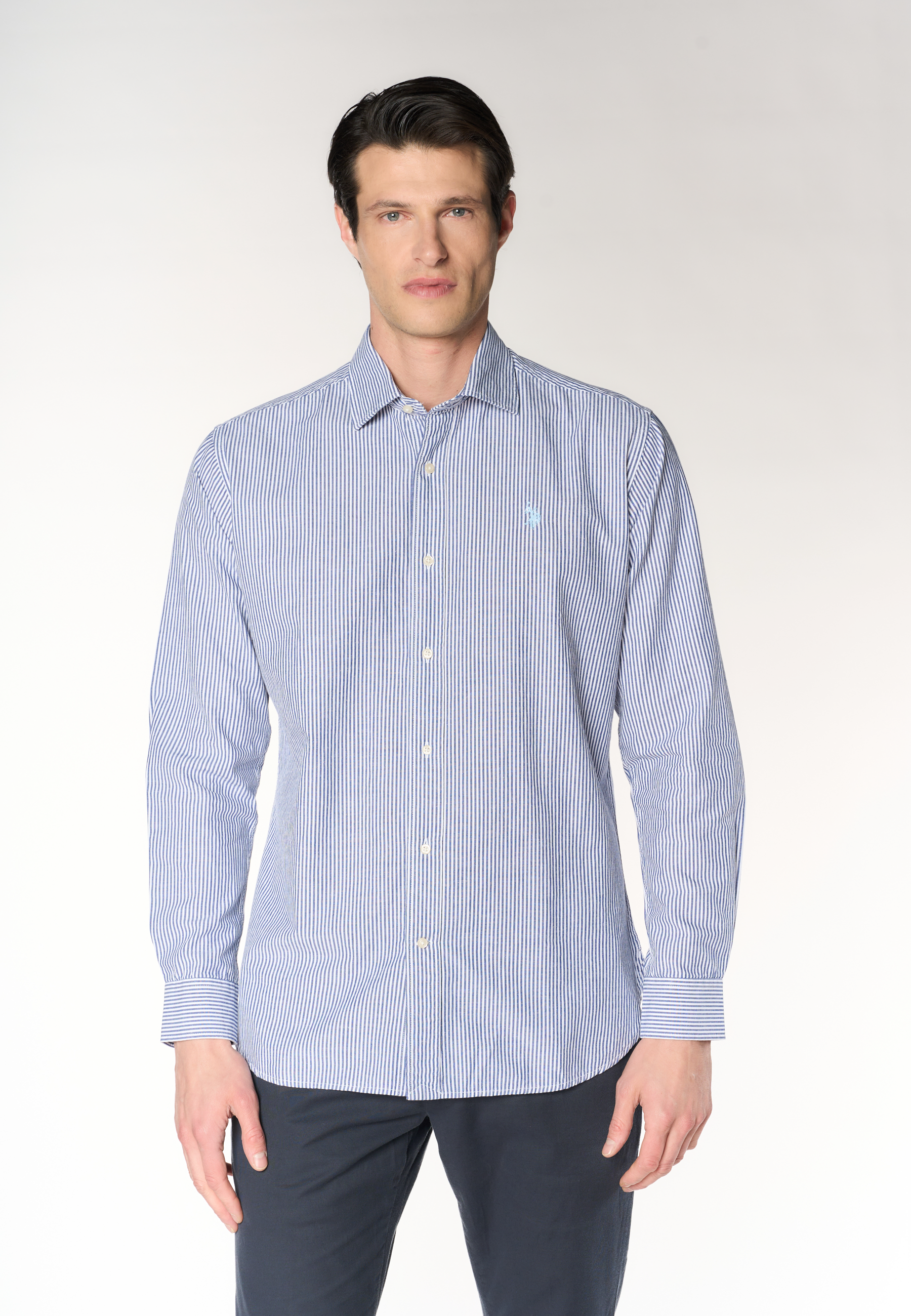 Camicia regular fit in misto cotone e lino con colletto francese