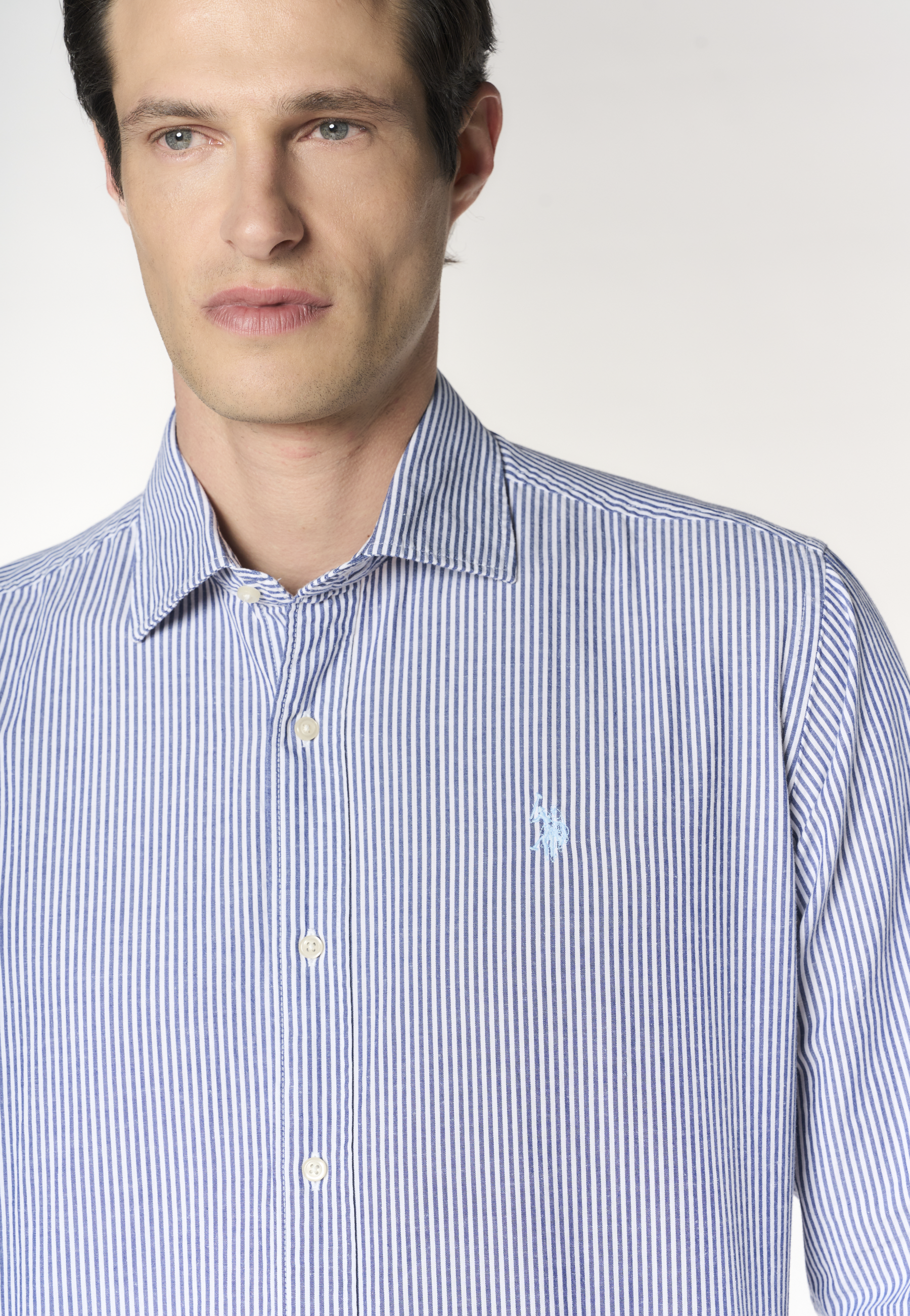 Camicia regular fit in misto cotone e lino con colletto francese