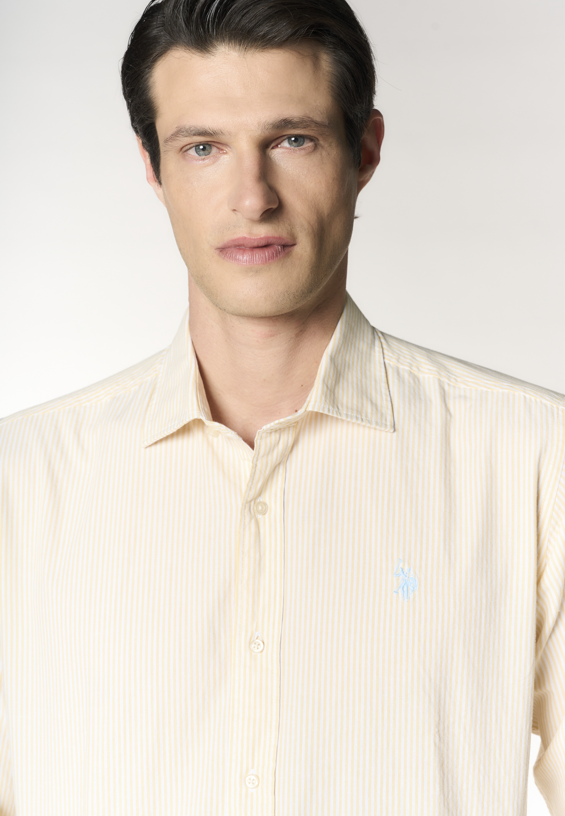Camicia regular fit in misto cotone e lino con colletto francese