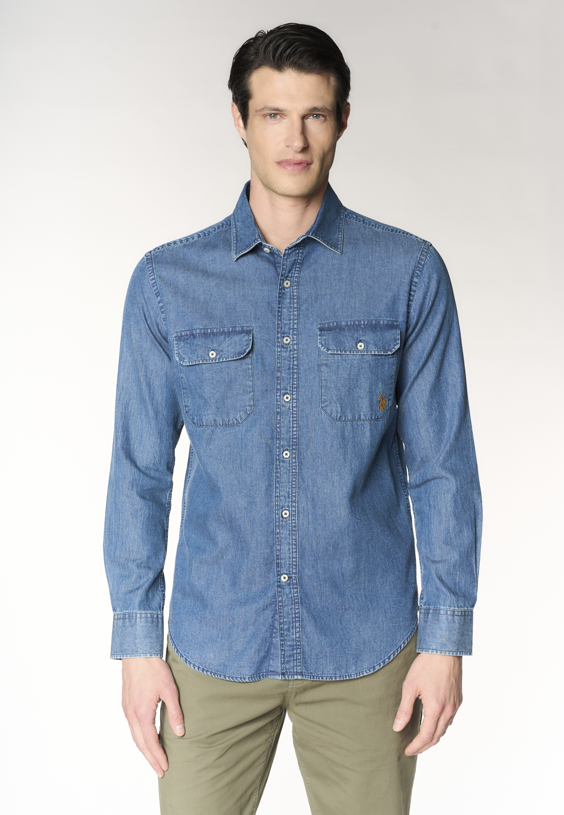 Camicia in denim da uomo con tasche frontali e colletto alla francese