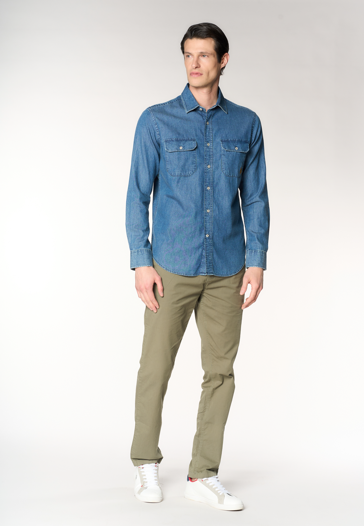 Camicia in denim da uomo con tasche frontali e colletto alla francese