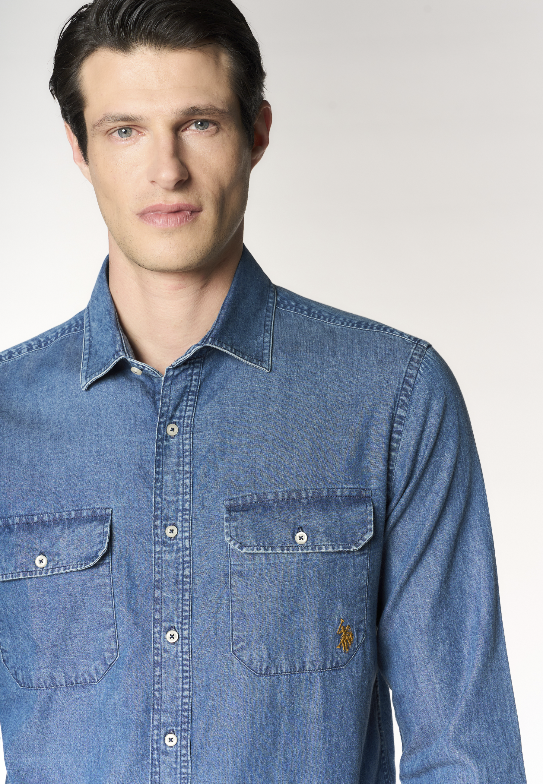 Camicia in denim da uomo con tasche frontali e colletto alla francese