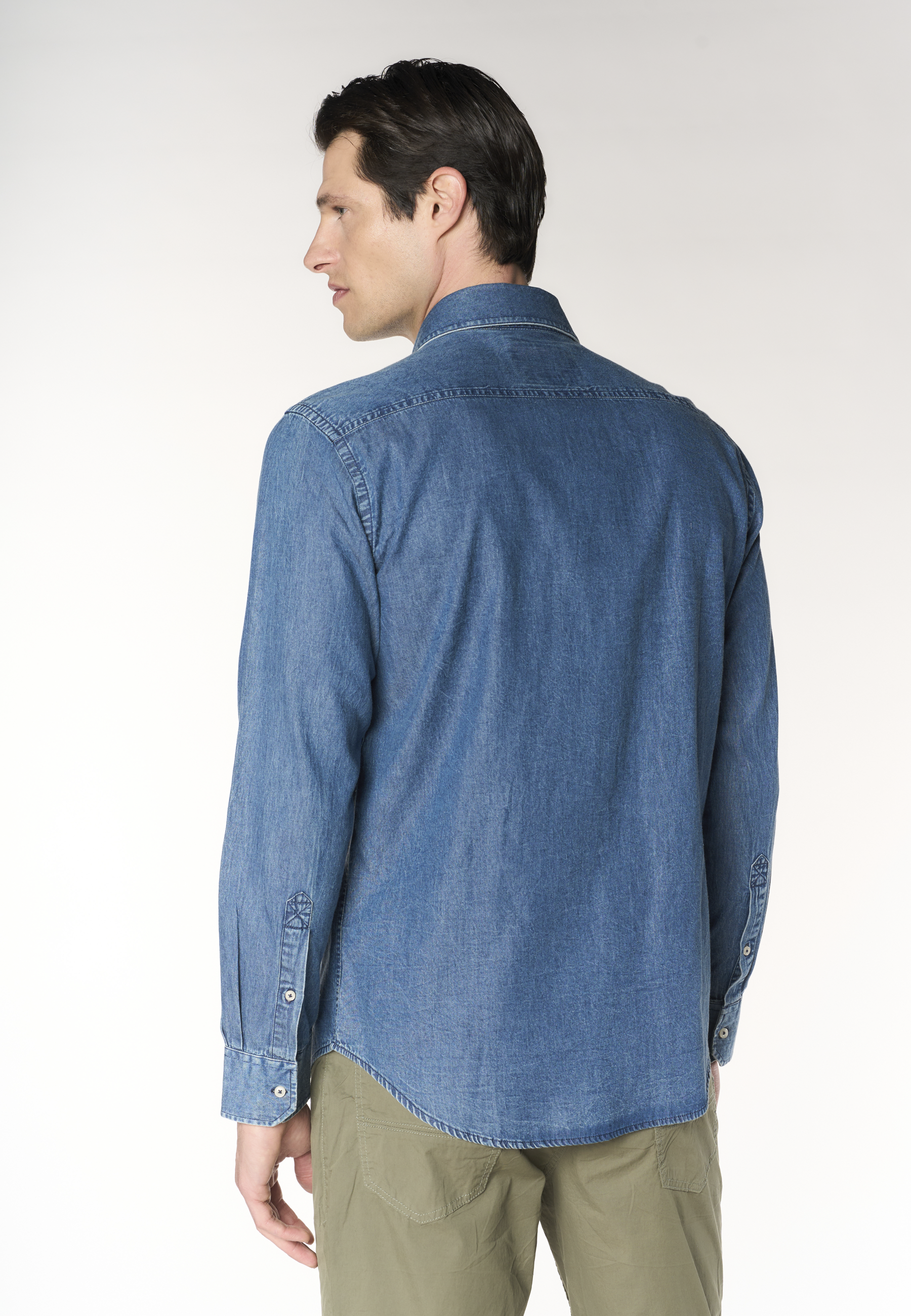 Camicia in denim da uomo con tasche frontali e colletto alla francese