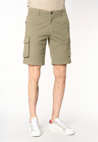 Pantalone corto cargo in cotone con tasche applicate