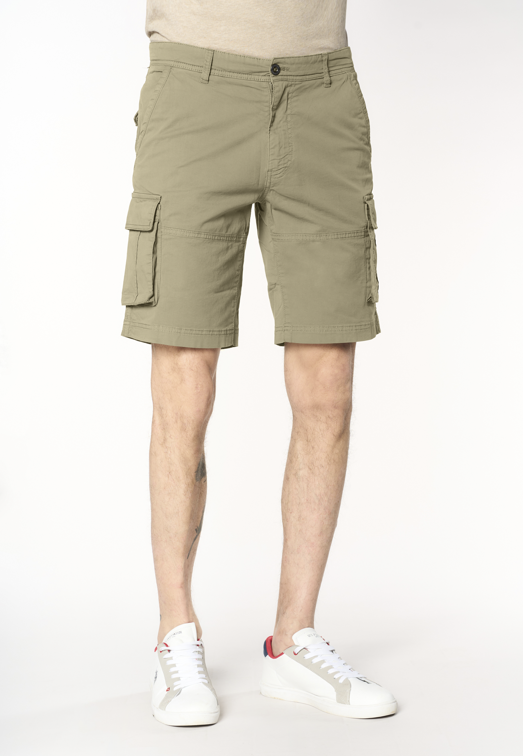 Pantalone corto cargo in cotone con tasche applicate