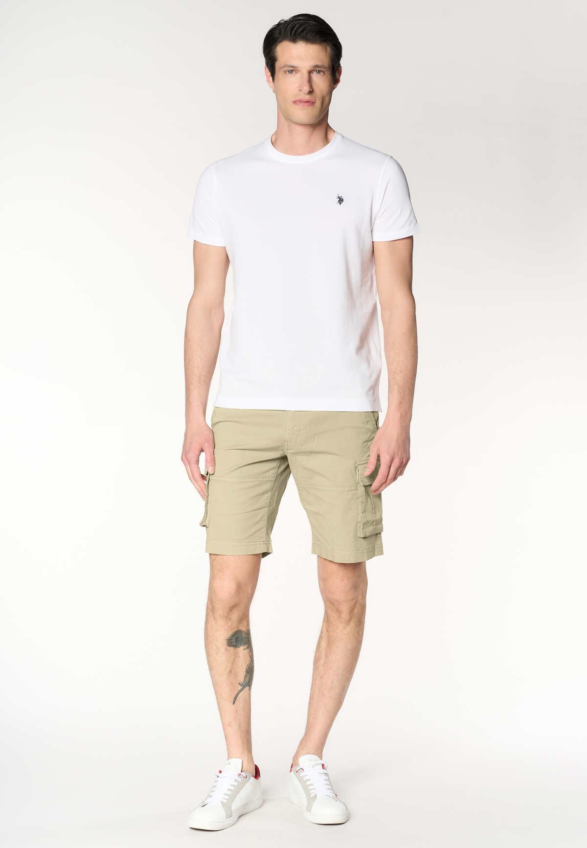 Pantalone corto cargo in cotone con tasche applicate
