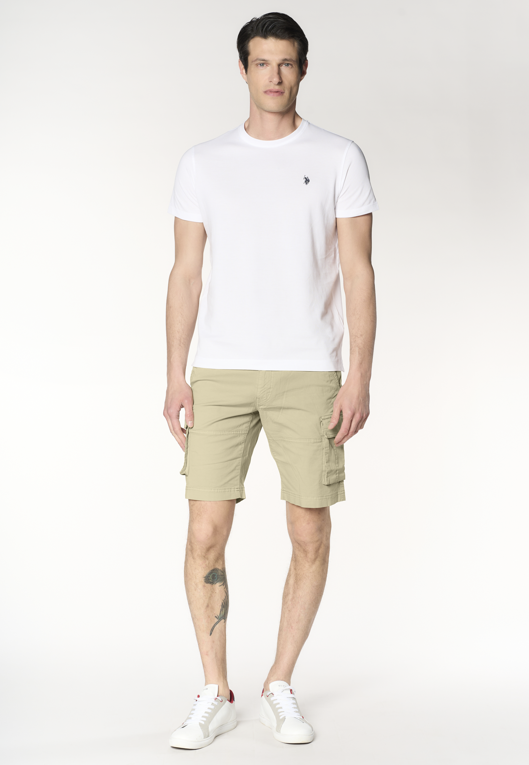 Pantalone corto cargo in cotone con tasche applicate
