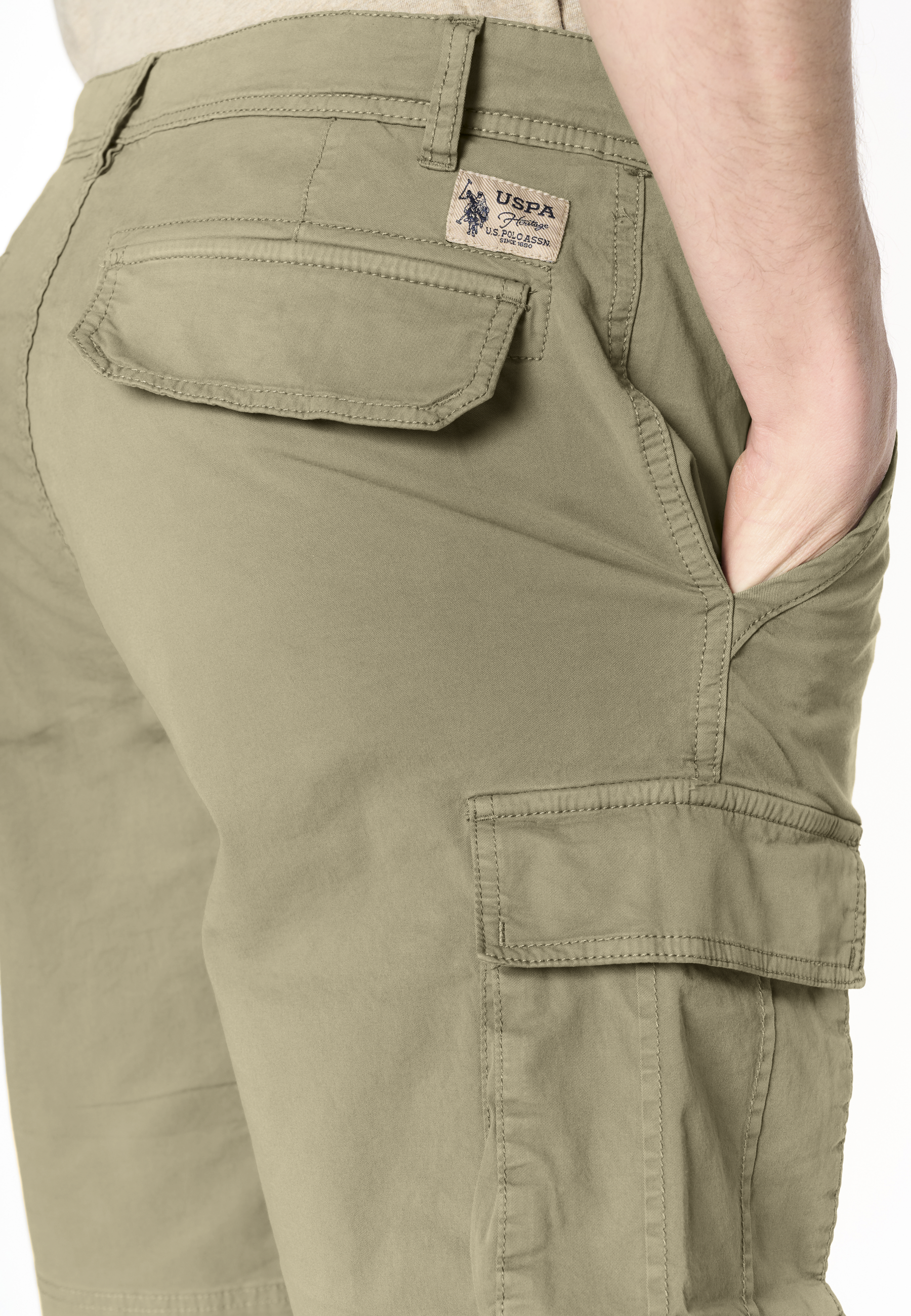 Pantalone corto cargo in cotone con tasche applicate
