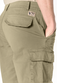 Pantalone corto cargo in cotone con tasche applicate