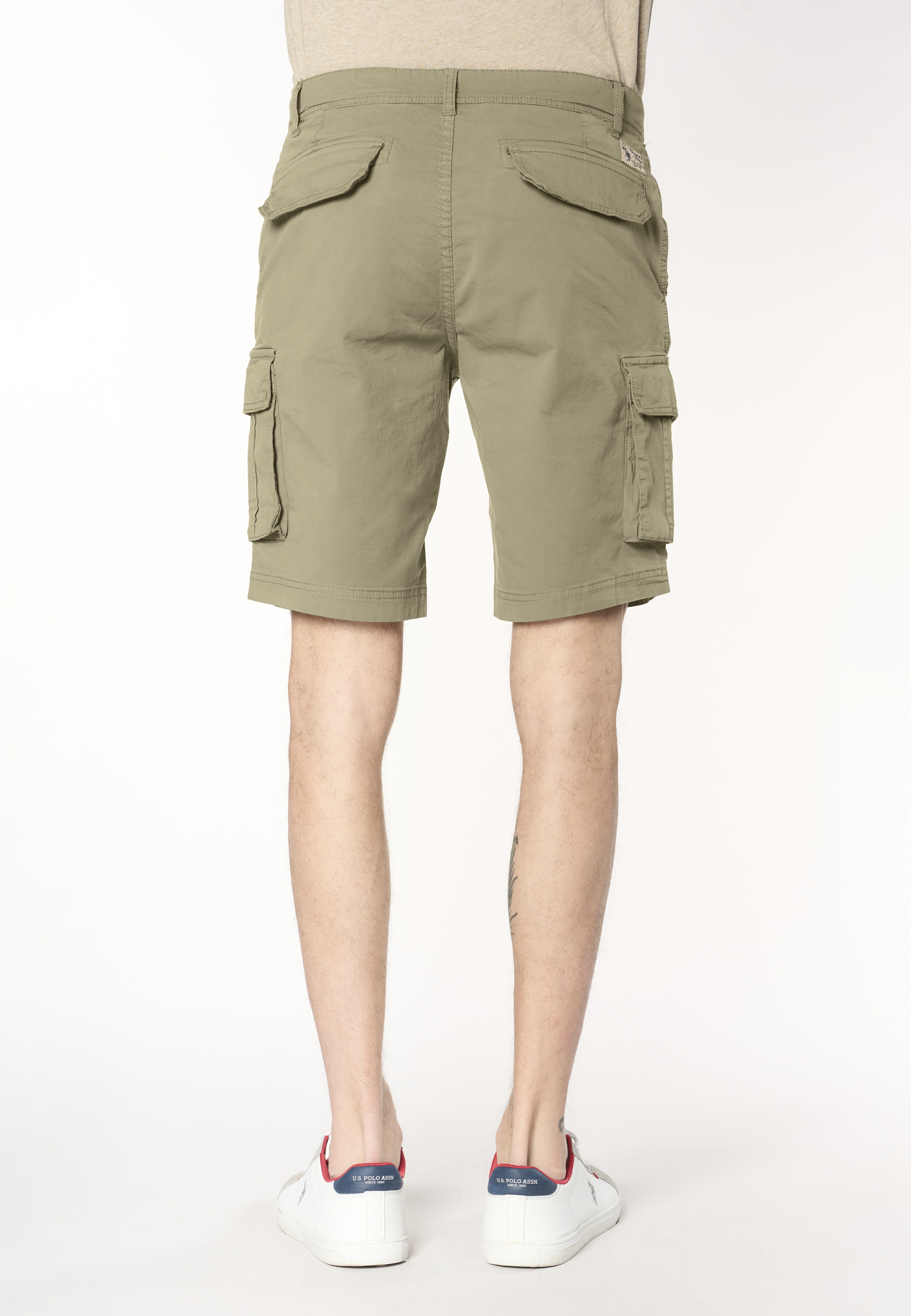 Pantalone corto cargo in cotone con tasche applicate
