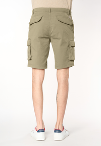 Pantalone corto cargo in cotone con tasche applicate