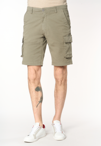 Pantalone corto cargo in cotone con tasche applicate