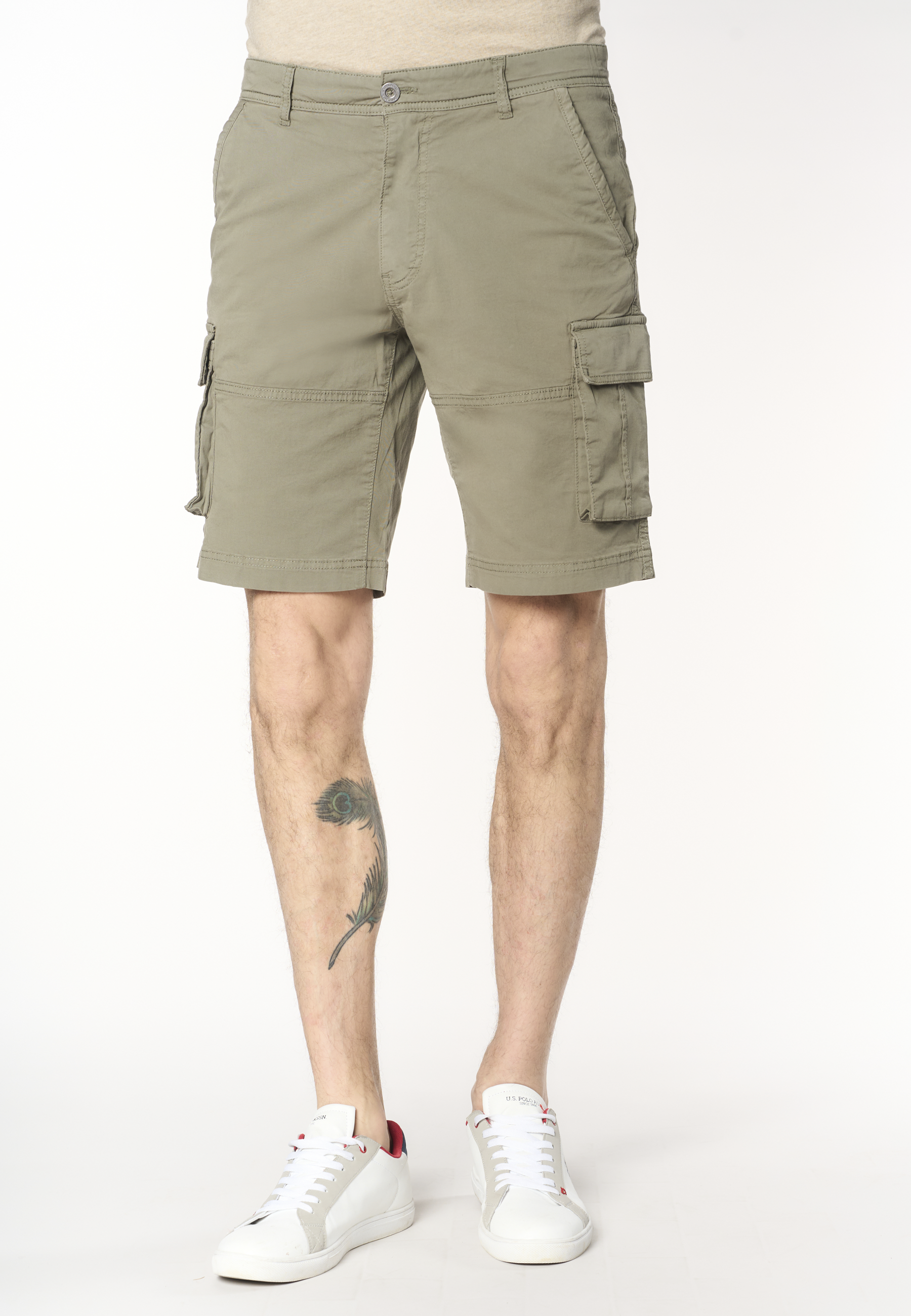 Pantalone corto cargo in cotone con tasche applicate
