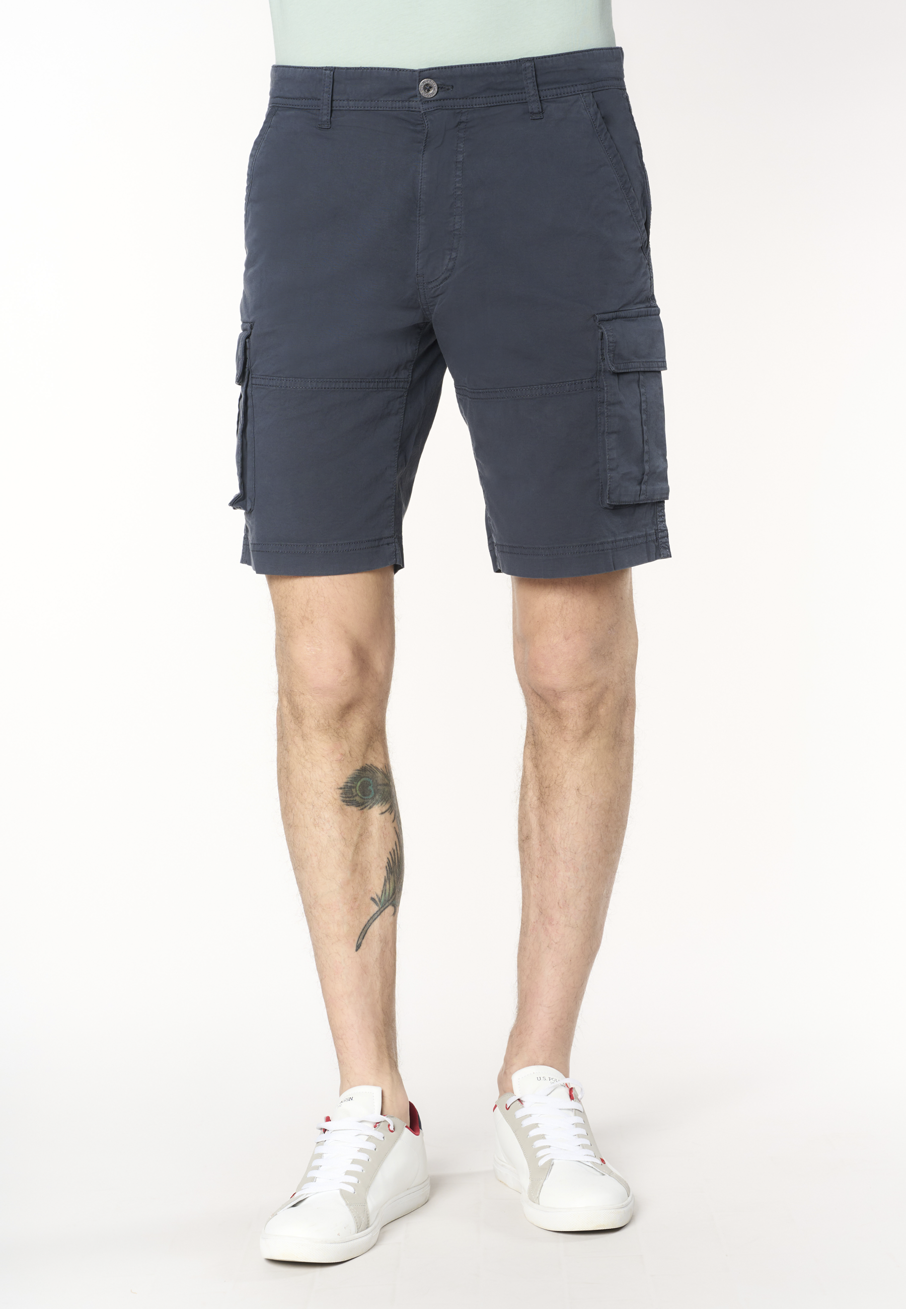 Pantalone corto cargo in cotone con tasche applicate